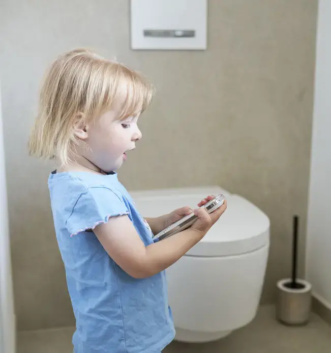 Kleines Mädchen vor WC